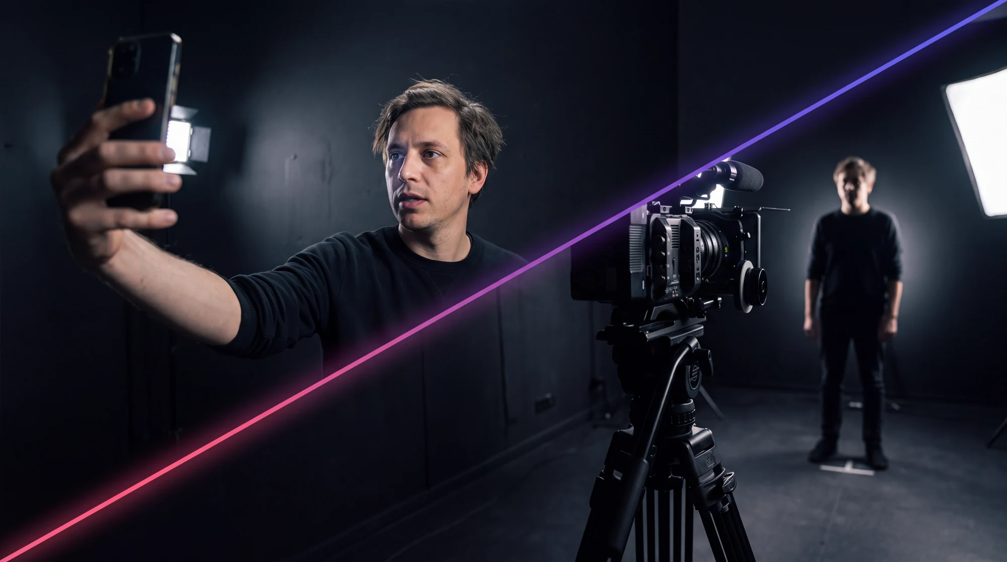 Diagonal geteiltes Bild in einem dunklen Studio: links hält ein Mann sein Telefon auf Armlänge und filmt sich selbst, rechts steht eine Filmkamera mit Mikrofon auf einem Stativ vor einer beleuchteten Person