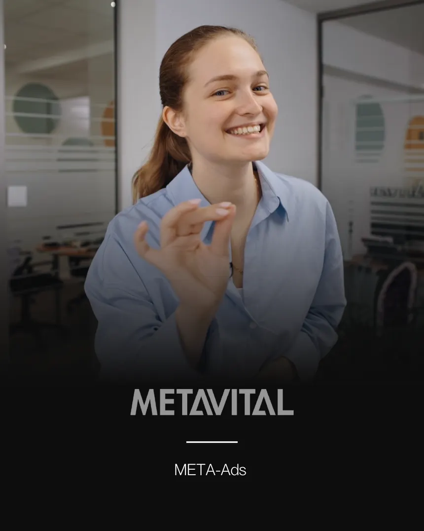 Projektkarte METAVITAL: lachende Mitarbeiterin in einem hellen Büro, darunter das Logo von METAVITAL und die Angabe META-Ads.